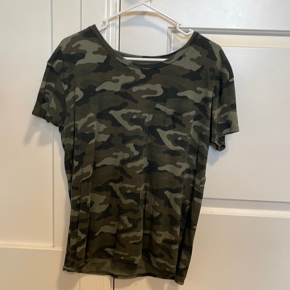 Arizona Jean Co. camo tee! Lightweight simple tee!